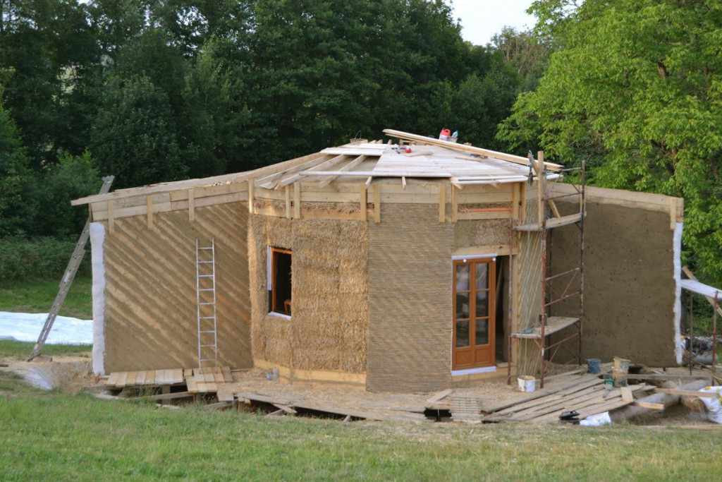 LowCost Straw Bale Roundhouse in Upper Austria