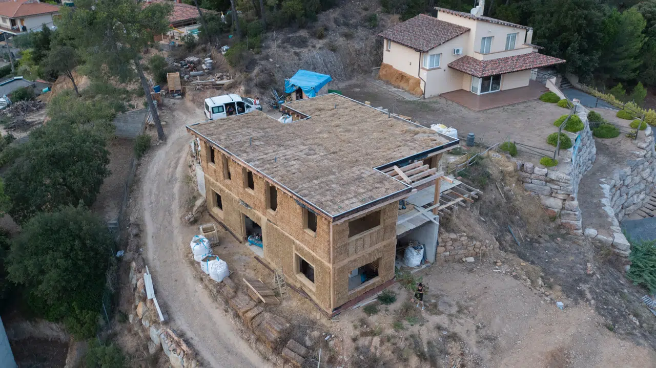 Casa de paja con técnica CUT Vilanova del Valles